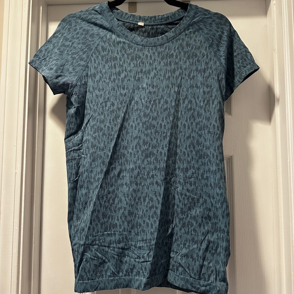 WOMEN’S ATHLETA TEAL PATTERNED SHORT SLEEVE SHIRT